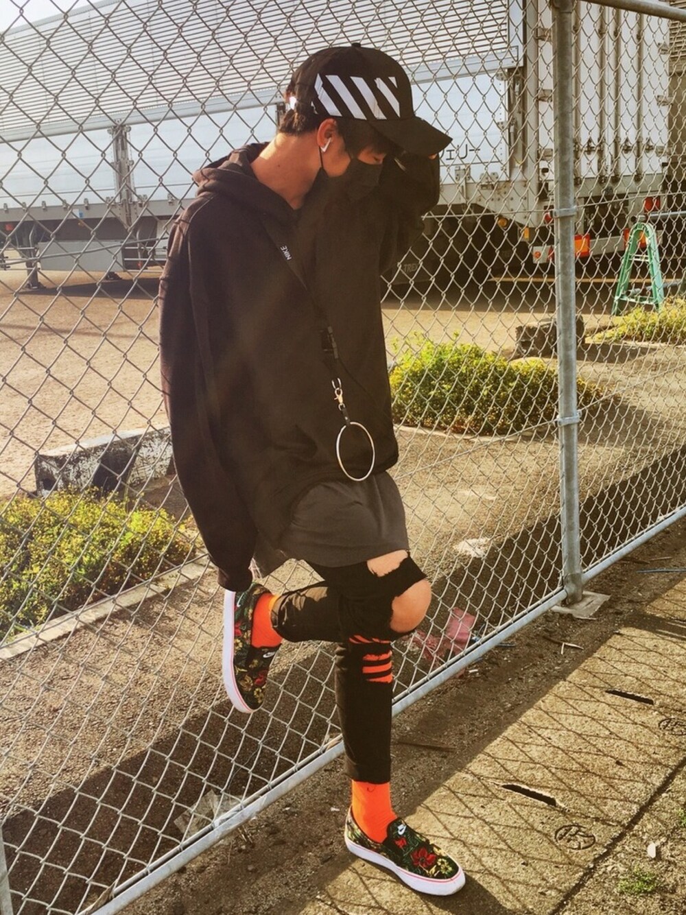 「スニーカー、ロールアップ、street、ootd、レイヤードスタイル、GU、ナイキ、スリッポン、オレンジ、パーカー」｜「off whiteのOFF WHITE ベースボールキャップ（キャップ、ブラック系）」を使った、m ANαさん（メンズ・165cm）の春コーディネートの1枚目の写真