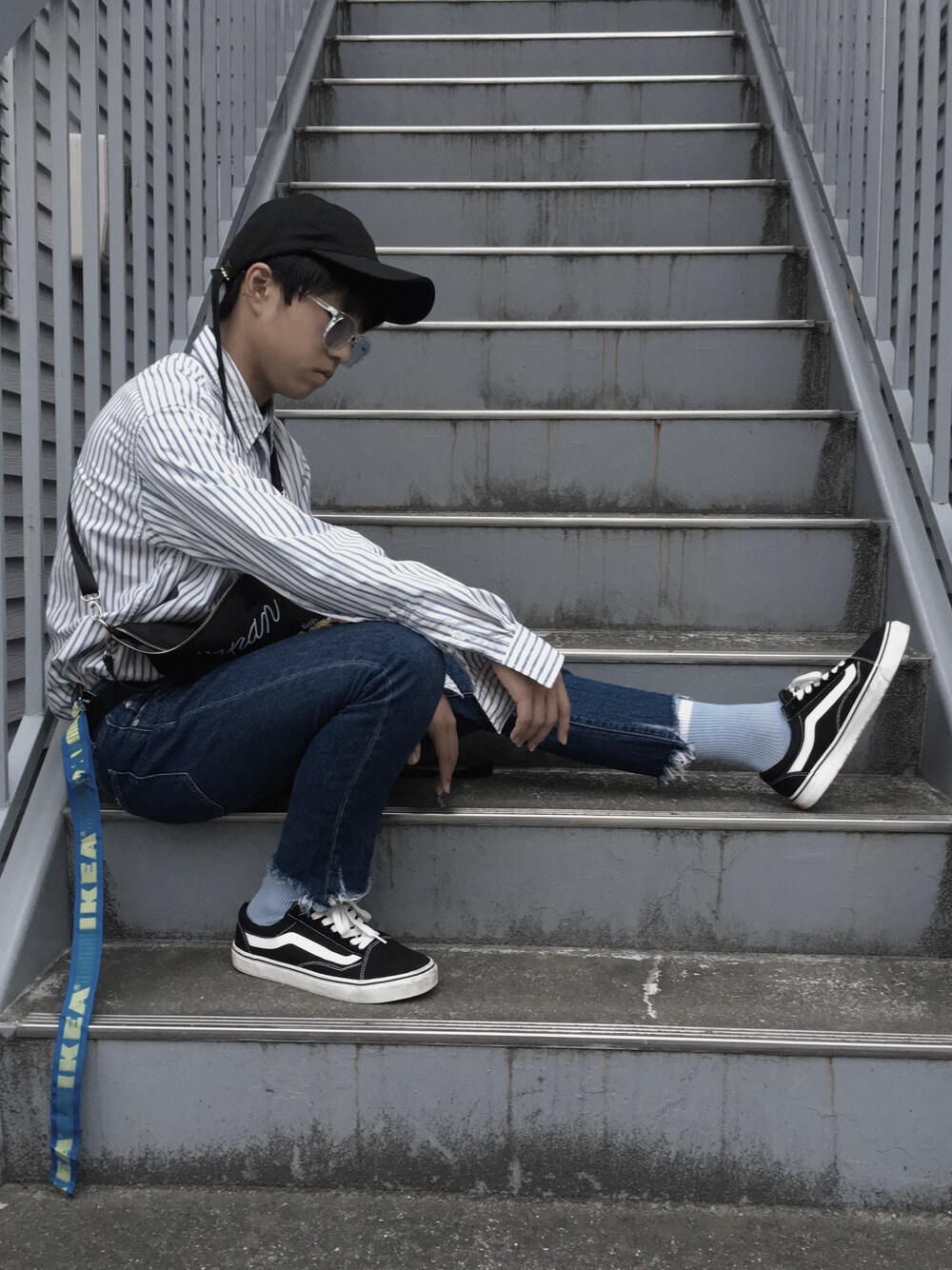 「韓国ファッション、切りっぱなしデニム、タックイン、VANS、サコッシュ、IKEA、スニーカー、靴下、サングラス、キャップ」｜「VANSのVANS ヴァンズ OLD SKOOL DX オールドスクール DX V36CL+ BLACK（スニーカー、ブラック系）」を使った、m ANαさん（メンズ・165cm）の夏コーディネートの1枚目の写真