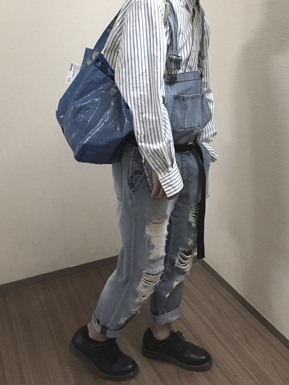 「オーバーオール、ストライプ、ストライプシャツ、デニム、ドクターマーチン、IKEA、ダメージデニム、ゆるコーデ、ootd、プチプラ」｜「Dr. MartensのDr.Martens （ドクターマーチン） / 3ホールブーツ 1461Z 3EYE GIBSON SHOE 11838002（ブーツ、ブラック系）」を使った、m ANαさん（メンズ・165cm）の夏コーディネートの1枚目の写真