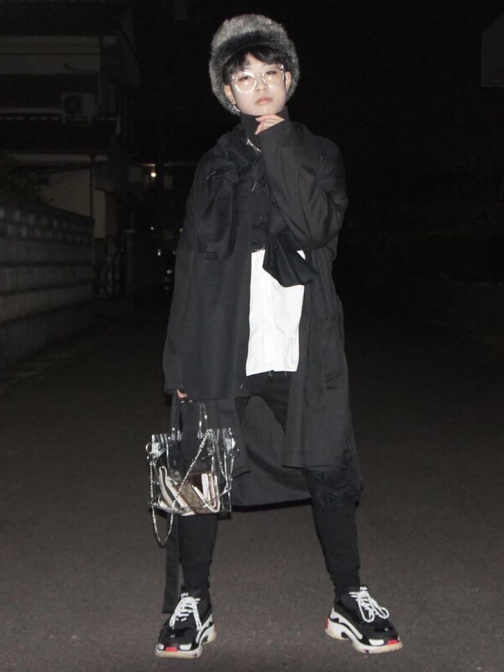 「リメイク、フライトキャップ、オールブラック、モード、モノトーン、BALENCIAGA、個性派、ガウン、ハイネック、ショルダーバッグ」｜「BALENCIAGAのアイテム（スニーカー、ブラック系）」を使った、m ANαさん（メンズ・165cm）の冬コーディネートの1枚目の写真
