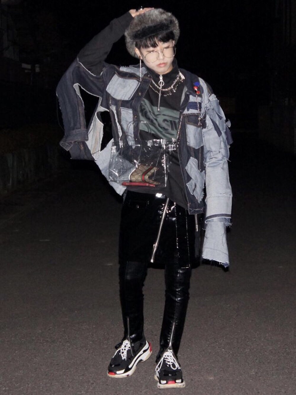 「リメイク、デニムジャケット、ダメージデニム、レザーパンツ、ファー小物、フライトキャップ、ハイネック、BALENCIAGA、個性派、モード」｜「BALENCIAGAのアイテム（スニーカー、ブラック系）」を使った、m ANαさん（メンズ・165cm）の冬コーディネートの1枚目の写真