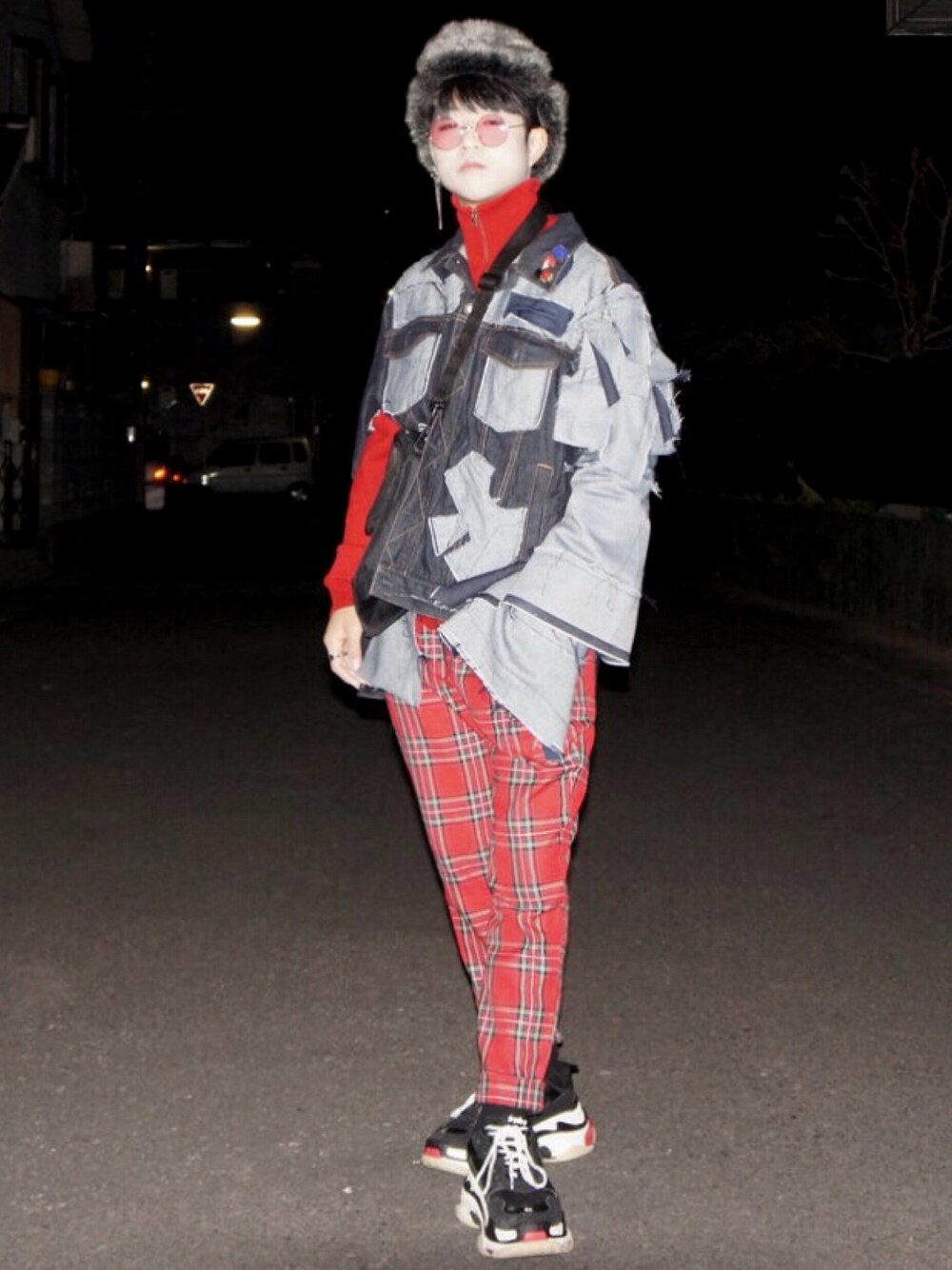 「リメイク、チェックパンツ、BALENCIAGA、デニム、ダメージデニム、フライトキャップ、パイロットキャップ、古着、ハイネック、個性派」｜「Re:makeのアイテム（デニムジャケット、ブルー系）」を使った、m ANαさん（メンズ・165cm）の冬コーディネートの1枚目の写真