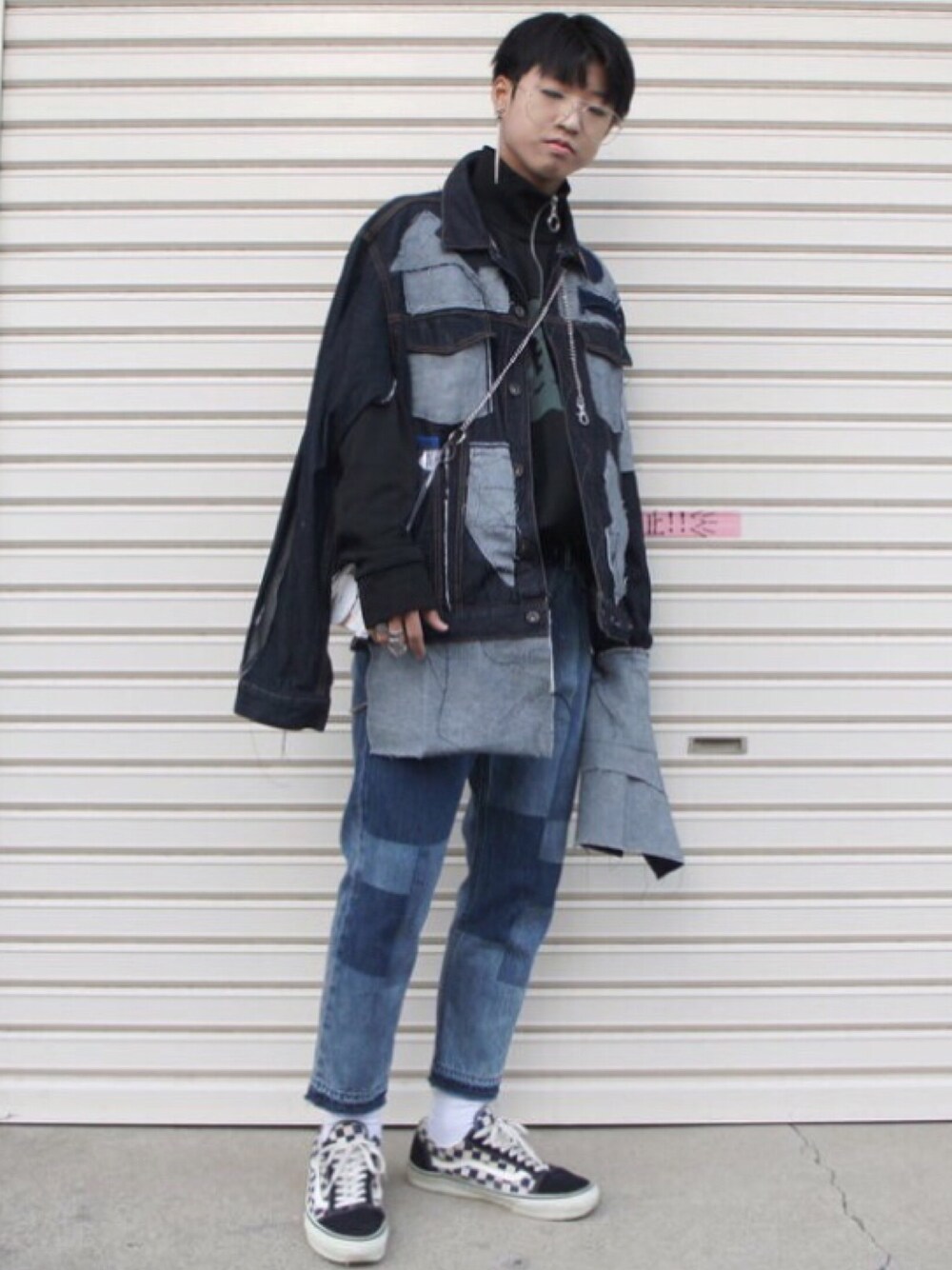 「デニムジャケット、リメイク、デニムオンデニム、デニム、ダメージデニムパンツ、ダメージデニム、VANS、個性派、ジップロック、韓国ファッション」｜「UNIQLOのMEN 無地カラーソックス（消臭機能付き）（ソックス/靴下、ホワイト系）」を使った、m ANαさん（メンズ・165cm）の秋コーディネートの1枚目の写真