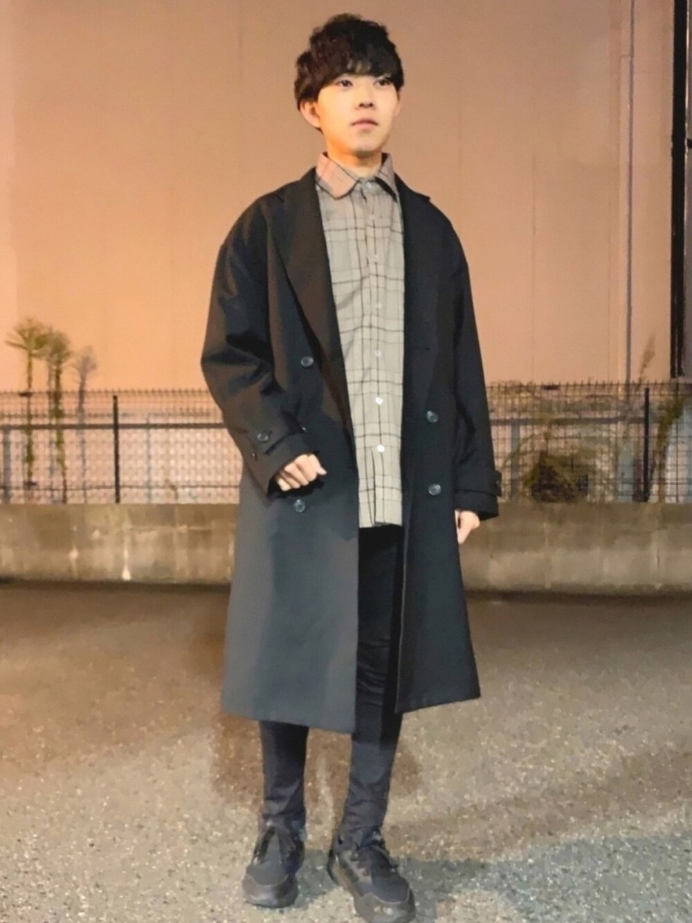 「チェックシャツ、チェスターコート、キャスパージョン、黒スキニー、スニーカー、adidas、黒、お洒落さんとつながりたい、リドム、Herden」｜「CASPER JOHNのCASPER JOHN　ドロップショルダーWチェスターコート（チェスターコート、ブラック系）」を使った、れいたさん（メンズ・167cm）の秋コーディネートの1枚目の写真