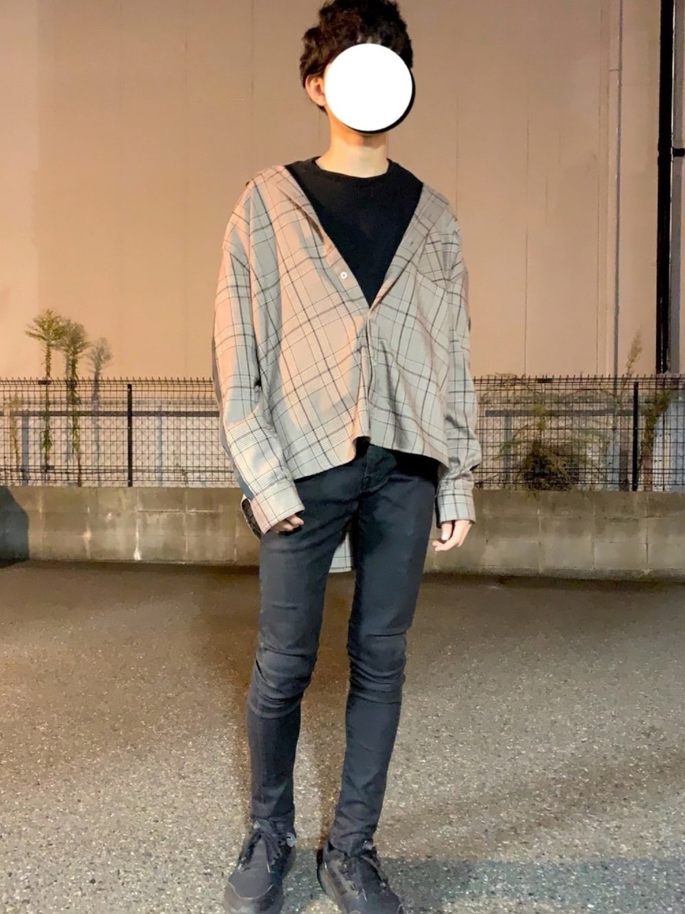 「着崩し、チェックシャツ、黒スキニー、adidas、スニーカーコーデ、ユニクロ、スウェット、リドム、秋のコーデ、お洒落さんとつながりたい」｜「UNIQLOのアイテム（スウェット、ブラック系）」を使った、れいたさん（メンズ・167cm）の秋コーディネートの1枚目の写真