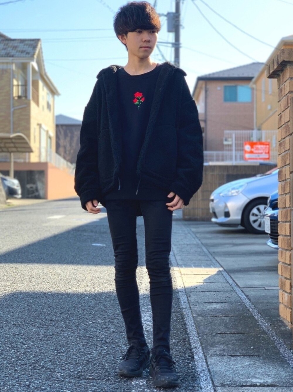 「冬コーデ、ボア、ブラック、黒コーデ、お洒落さんとつながりたい、スニーカー、GU、バラシシュウビッグスウェット、COOOPER、今日のコーデ」｜「ADRERのWEARISTA KEI × COOOPER バラシシュウビッグスウェット（スウェット、ブラック系）」を使った、れいたさん（メンズ・167cm）の冬コーディネートの1枚目の写真