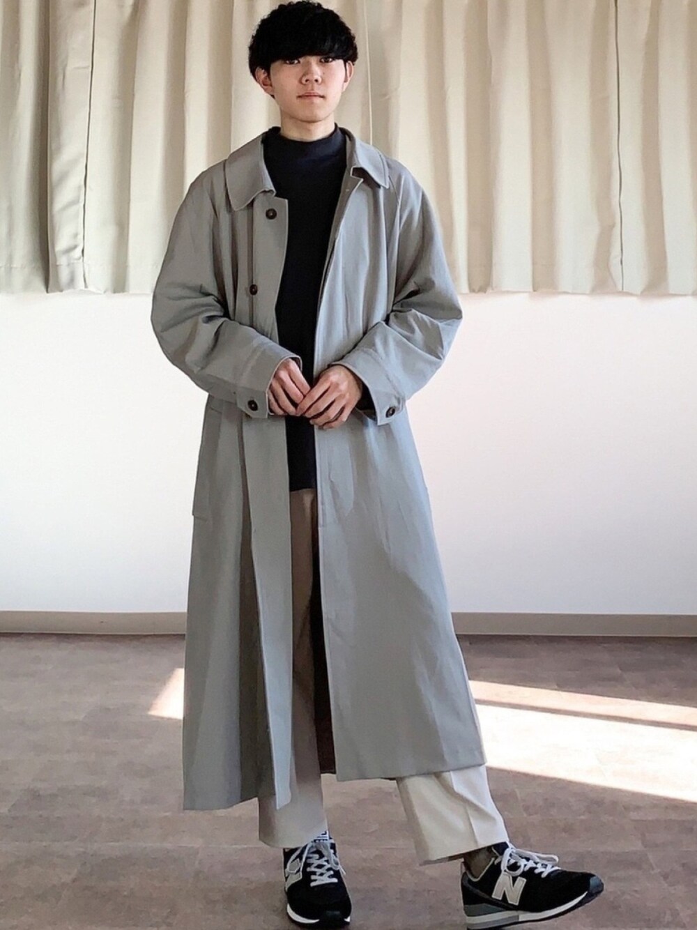 「オーバーサイズ、UNIQLO、remer、ロングコート、ステンカラーコート、秋冬コーデ、着回しなら任せて、ファッションYouTuber、モックネックプルオーバー、ニューバランス」｜「remerのloose soutien collar long coat/ルーズステンカラーコート（ステンカラーコート、グレー系）」を使った、れいたさん（メンズ・167cm）の秋コーディネートの1枚目の写真