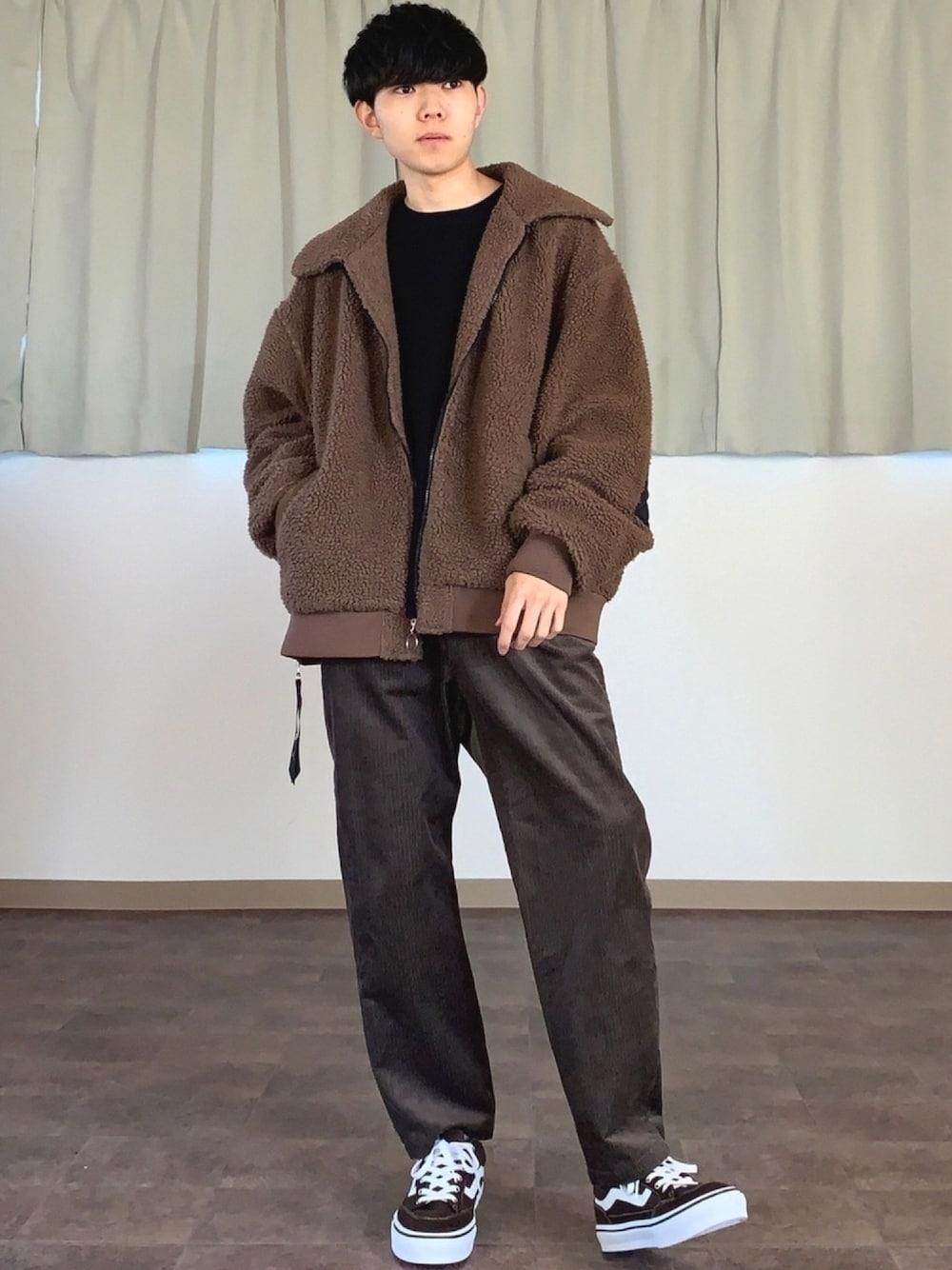 「コーデュロイ、ボア、ゆるコーデ、カジュアルコーデ、WYM、着回しなら任せて、ニット、167cm、冬コーデ、年末WEAR感謝祭」｜「act'mのact'm オーバーサイズ ボアジャケット/ボアブルゾン（ブルゾン、ブラウン系）」を使った、れいたさん（メンズ・167cm）の冬コーディネートの1枚目の写真