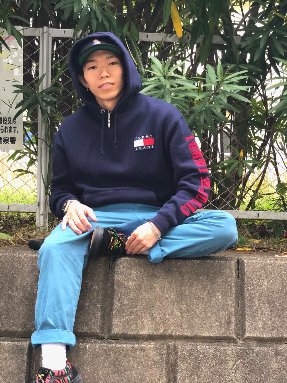 「tommy jeansのアイテム（パーカー、ブルー系）」を使った、SEIYAさん（メンズ・163cm）の春コーディネートの1枚目の写真