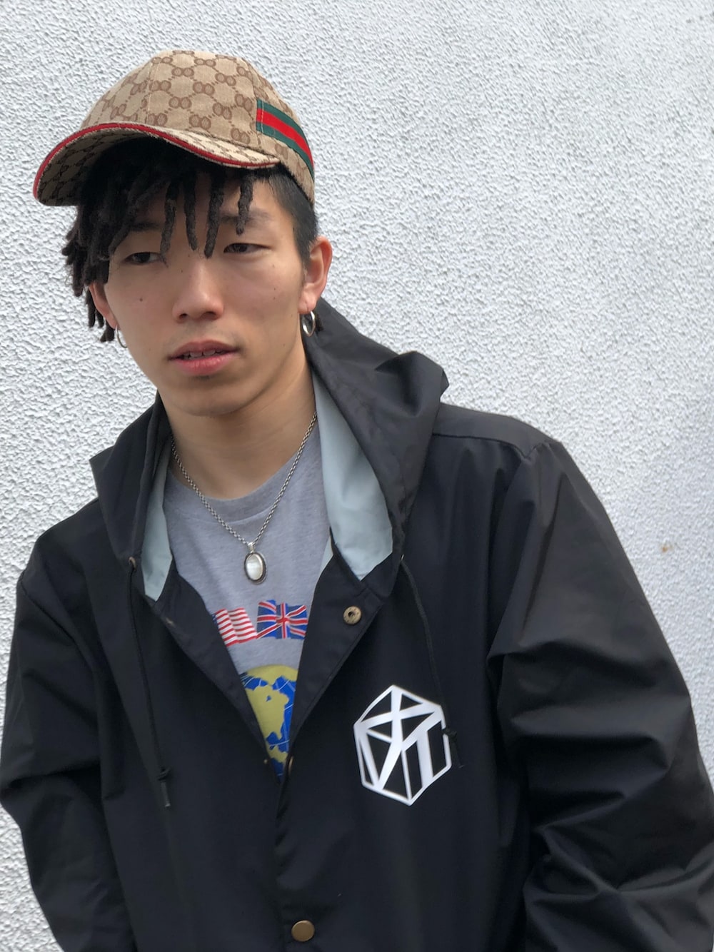 「Supreme のアイテム（Tシャツ/カットソー、グレー系）」を使った、SEIYAさん（メンズ・165cm）の春コーディネートの1枚目の写真