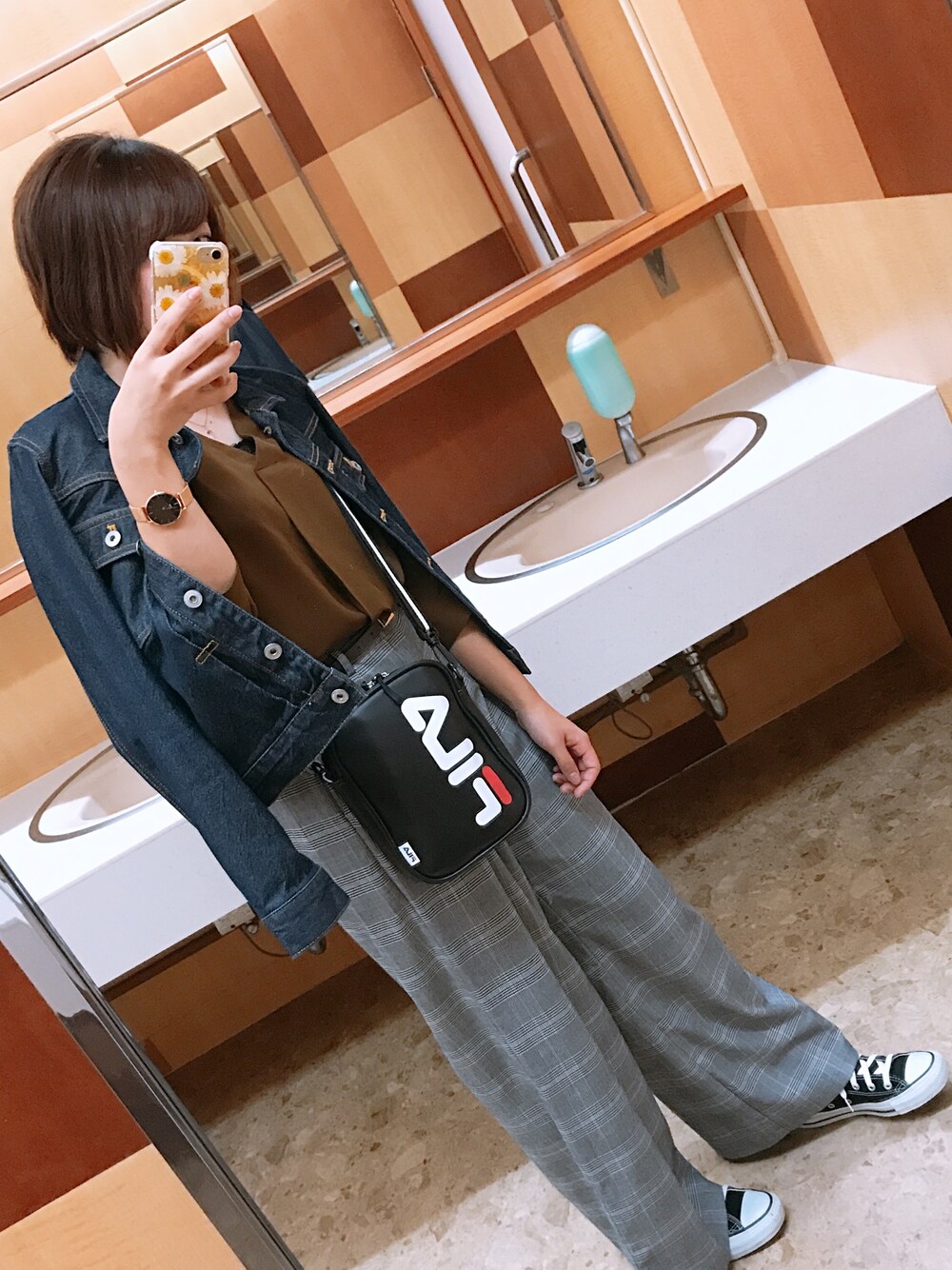 「肩がけジージャン、スニーカー、ショルダーバッグ、FILA、ダニエルウェリントン」｜「Daniel Wellingtonの「Daniel Wellington/ダニエルウェリントン」 クラシック ペティット 32mm ローズゴールド/シルバー（アナログ腕時計、ブラック系）」を使った、あゆみさん（レディース・158cm）の秋コーディネートの1枚目の写真