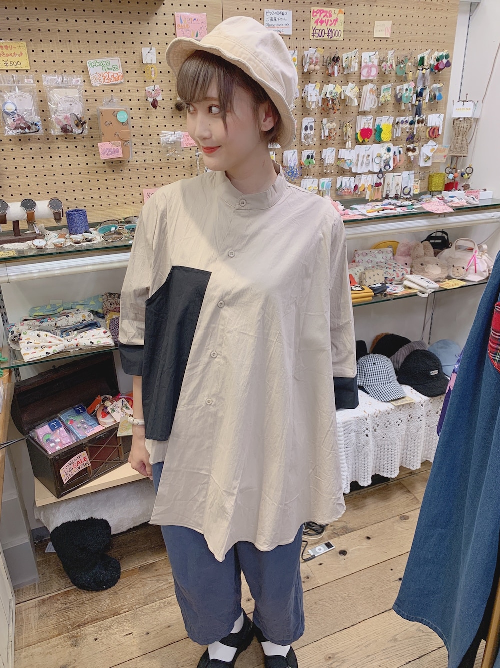 「ラフスタイル、merlot、フィリル、fillil、Freegia、メルロー、ショートヘア、バケットハット、個性的」｜「Fillilのアイテム（トップス、ベージュ系）」を使った、しゃけまるさん（レディース・165cm）の夏コーディネートの1枚目の写真