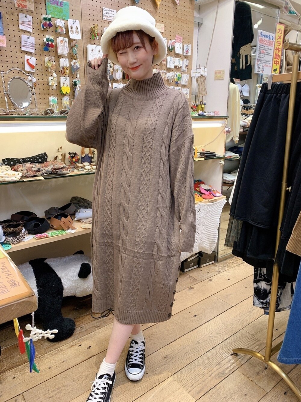 「ニットワンピース、merlot、Freegia、ファー帽子、バケットハット、ショートヘア、メルロー、コンバース、冬のコーデ、おしゃれさんと繋がりたい」｜「MERLOTのハイネックケーブルニットワンピース3481（ワンピース、ブラウン系）」を使った、しゃけまるさん（レディース・165cm）の冬コーディネートの1枚目の写真
