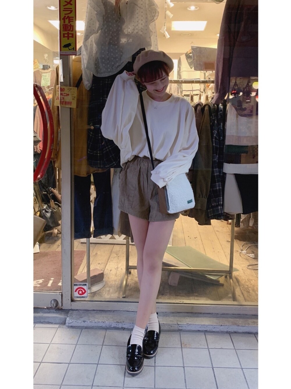 「秋冬コーデ、ショートパンツ、ショートヘア、ベレー帽、WEGO、fillil、Freegia、ショルダーバック」｜「WEGOのアイテム（パンツ、ベージュ系）」を使った、しゃけまるさん（レディース・165cm）の秋コーディネートの1枚目の写真