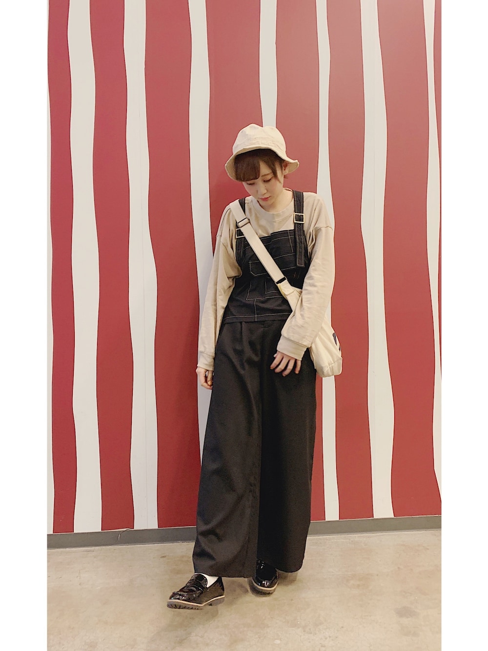 「IKEA、ステッチ、ビスチェ、ロンT、バケットハット、merlot、GU、LEE、Freegia、ショートヘア」｜「Leeの【Lee/リー】2wayキャンバスショルダー（ショルダーバッグ、ホワイト系）」を使った、しゃけまるさん（レディース・165cm）の春コーディネートの1枚目の写真