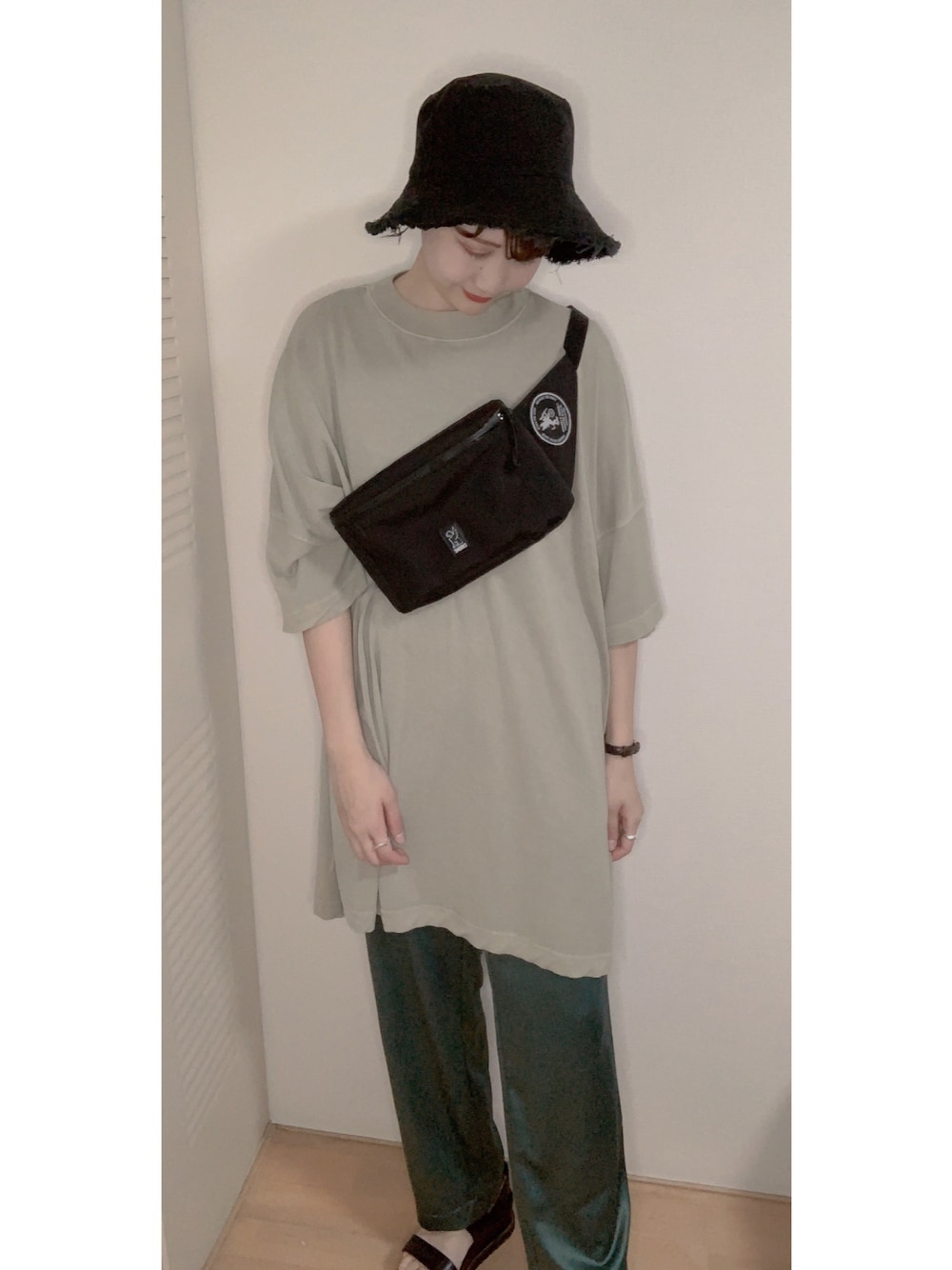 「JEANASiS、SpRay、CHROME、メンズライク、お洒落さんとつながりたい、大人カジュアル、楽チンコーデ、夏だ！Tシャツ着よう！、ゆるコーデ、カラーパンツ」｜「JEANASISのアイテム（ワンピース/ドレス、グリーン系）」を使った、しゃけまるさん（レディース・165cm）の夏コーディネートの1枚目の写真