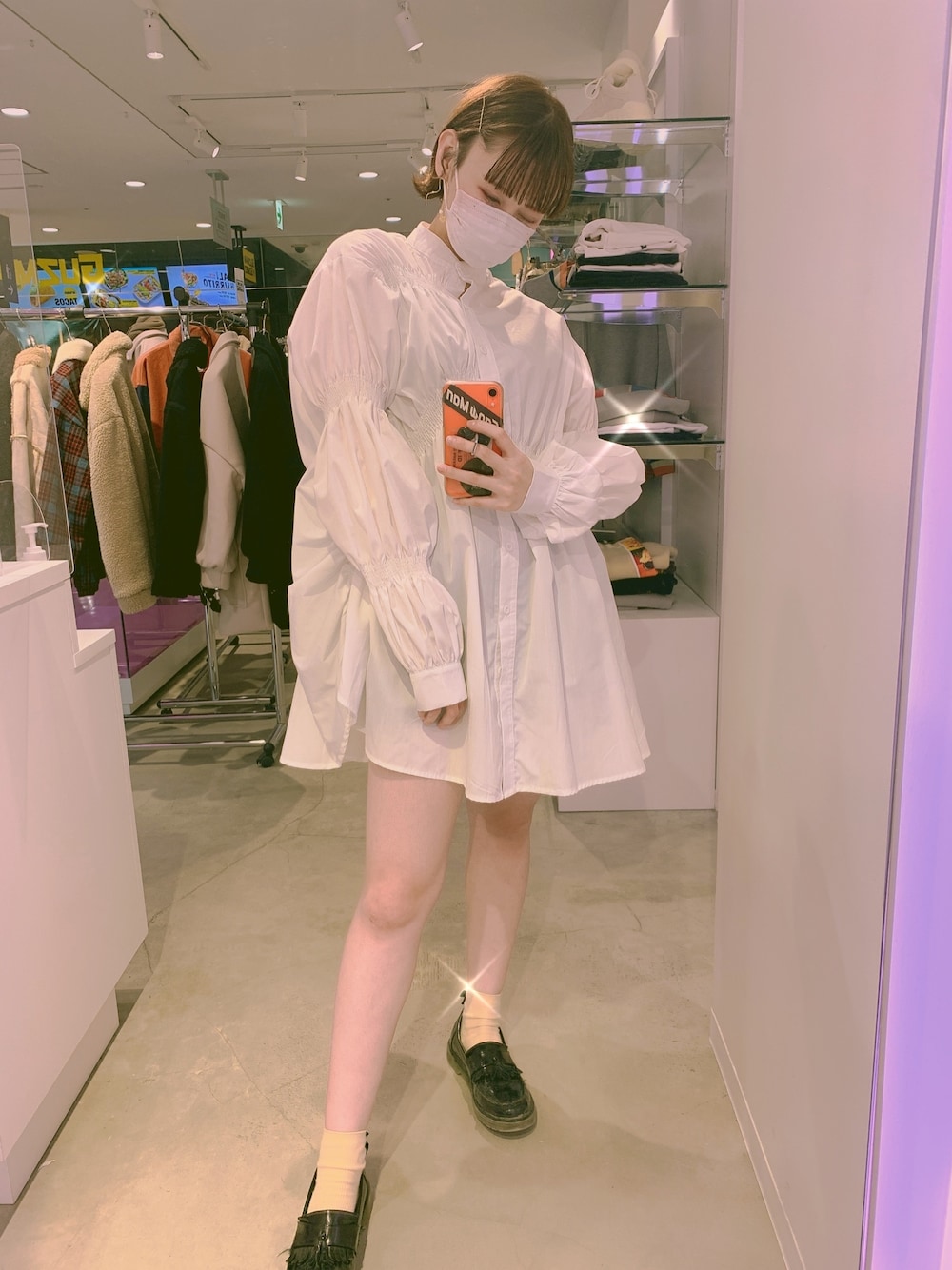 「シンプル、今日のコーデ、ootd、ボリューム袖、シャツワンピ、高身長女子、pivot_door、merlot、冬、ショートパンツ」｜「PIVOTDOORのアイテム（シャツワンピース、ホワイト系）」を使った、しゃけまるさん（レディース・165cm）の冬コーディネートの1枚目の写真