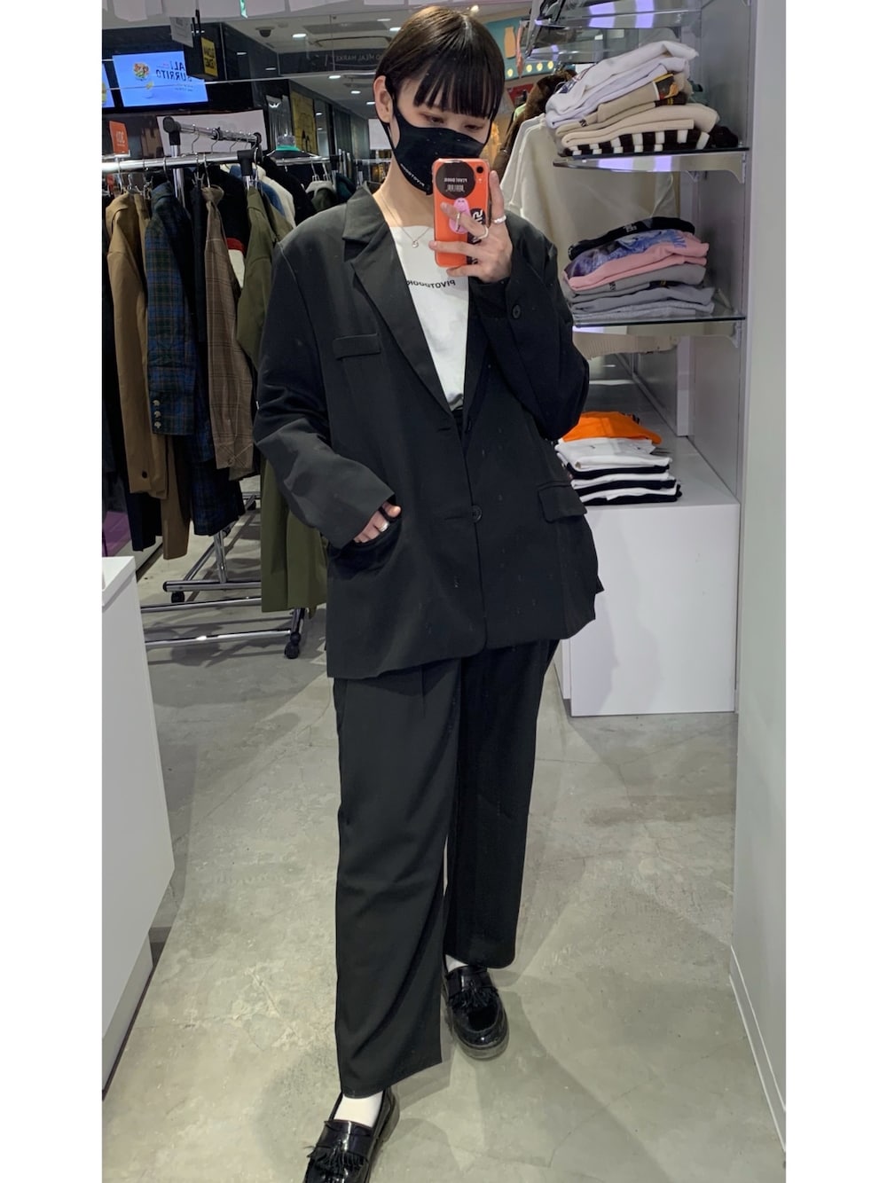 「シンプル、パンツスタイル、キレイめ、ブラック、ootd、オトナ女子、ショートヘア、高身長女子、pivot_door、セットアップ」｜「PIVOTDOORのアイテム（ジャケット/アウター、ブラック系）」を使った、しゃけまるさん（レディース・165cm）の冬コーディネートの1枚目の写真