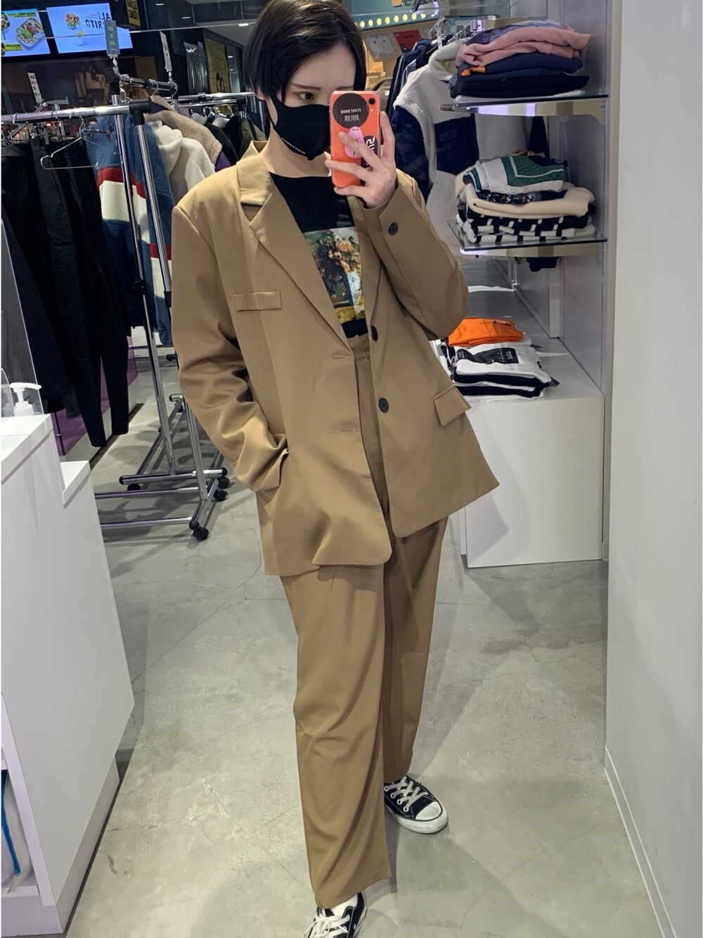 「シンプル、私の推しブランド、pivot_door、キレイめ、ootd、コンバース、オトナ女子、セットアップ、ショートヘア、高身長女子」｜「PIVOTDOORのアイテム（ジャケット/アウター、ベージュ系）」を使った、しゃけまるさん（レディース・165cm）の冬コーディネートの1枚目の写真