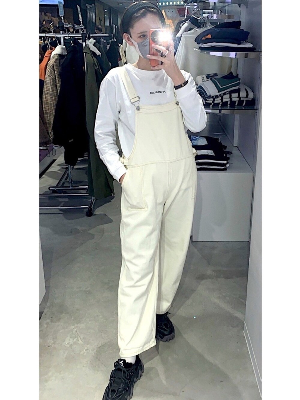 「私の推しブランド、今日のコーデ、シンプル、ホワイト、オーバーオール、ダッドスニーカー、pivot_door、ootd、大人カジュアル、snowman」｜「PIVOTDOORのアイテム（サロペット/オーバーオール、ホワイト系）」を使った、しゃけまるさん（レディース・165cm）の冬コーディネートの1枚目の写真