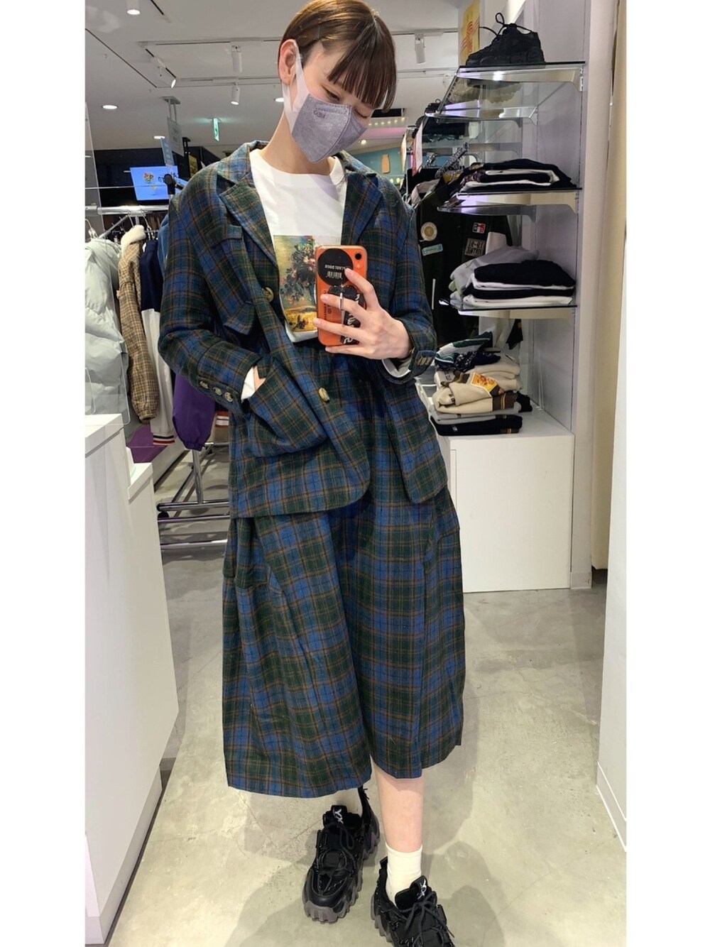 「春コーデ、レトロ、おしゃれさんと繋がりたい、今日のコーデ、高身長女子、ショートヘア、チェック、ダッドスニーカー、セットアップ、韓国ファッション」｜「PIVOTDOORのアイテム（セットアップ、その他）」を使った、しゃけまるさん（レディース・165cm）の冬コーディネートの1枚目の写真