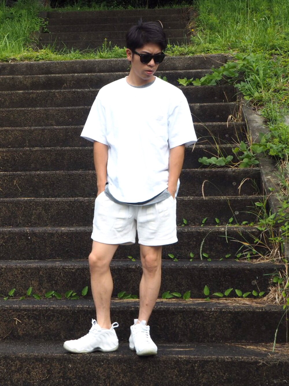 ホワイト系のTシャツ/カットソー、グレー系のTシャツ/カットソー、ホワイト系のその他パンツを着用したメンズの夏コーディネートの1枚目の写真