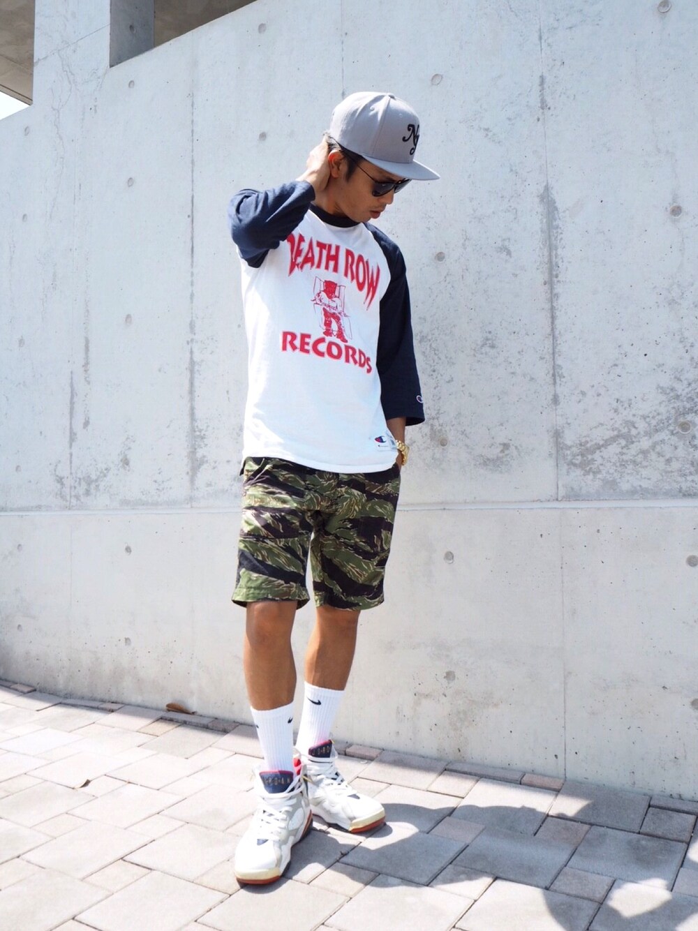ホワイト系のTシャツ/カットソー、グリーン系のカーゴパンツ、ホワイト系のスニーカーを着用したメンズの夏コーディネートの1枚目の写真