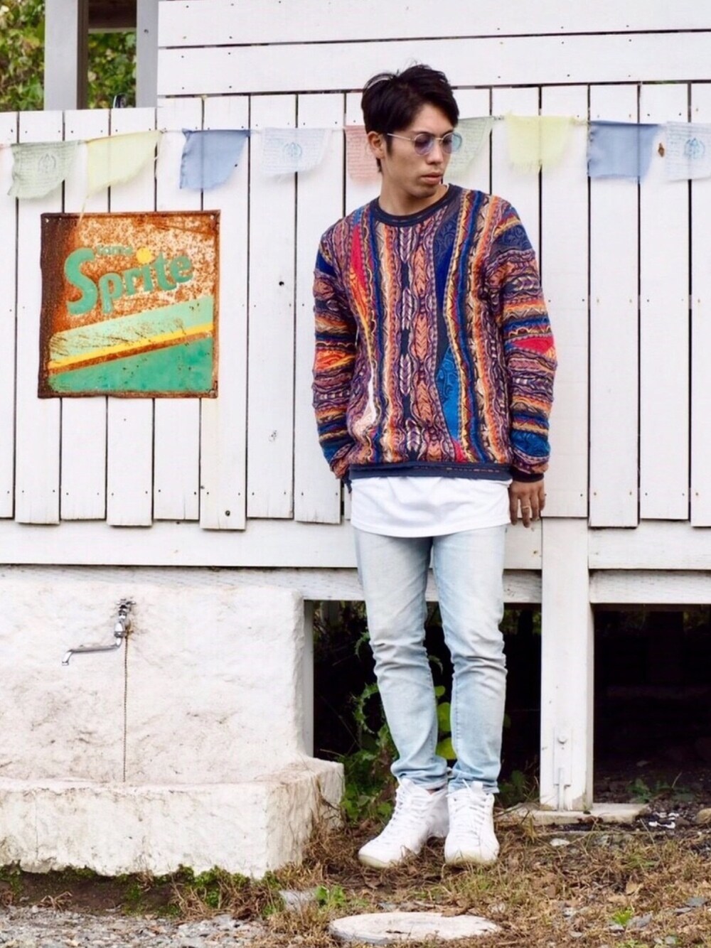 その他のニット/セーター、グレー系のTシャツ/カットソー、ブルー系のデニムパンツを着用したメンズの秋コーディネートの1枚目の写真