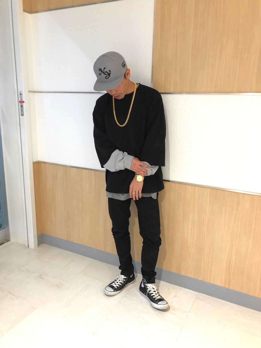ブラック系のTシャツ/カットソー、ブラック系のデニムパンツ、ブラック系のスニーカーを着用したメンズの春コーディネートの1枚目の写真