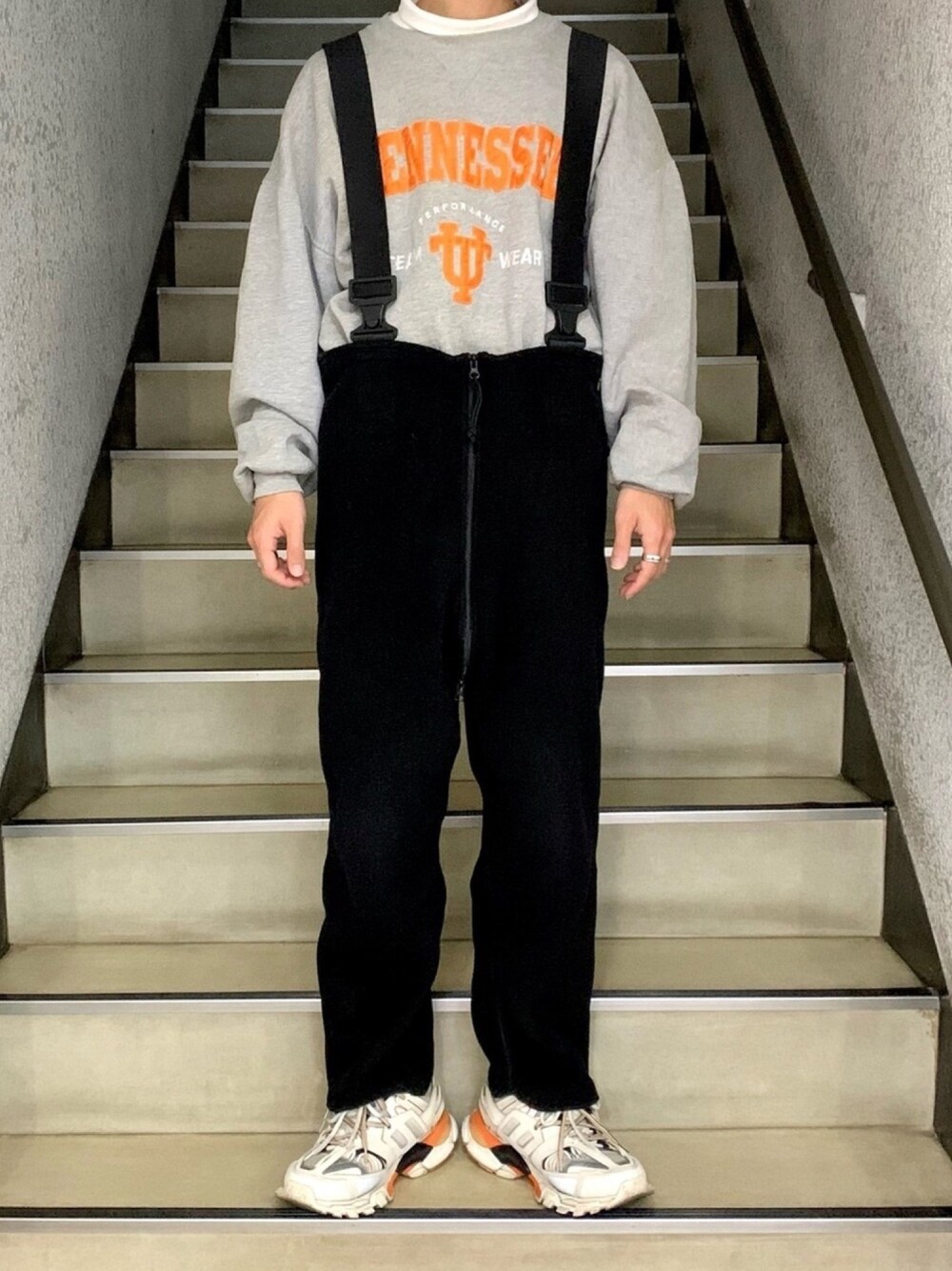 「今日のコーデ、シンプルコーデ、春コーデ、古着コーデ、休日スタイル、スニーカー、ラフ、ootd、おしゃれさんと繋がりたい、いいね、save、フォローお願いします🤑」｜「VINTAGEのアイテム（スウェット、グレー系）」を使った、TAKAYAさん（メンズ・174cm）の春コーディネートの1枚目の写真