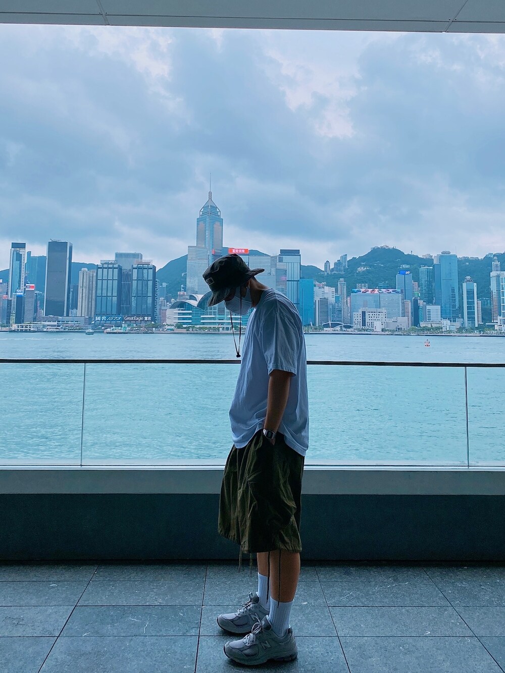 グレー系のシューズ、グリーン系のハンチング/ベレー帽、シルバー系の腕時計を着用したメンズの夏コーディネートの1枚目の写真