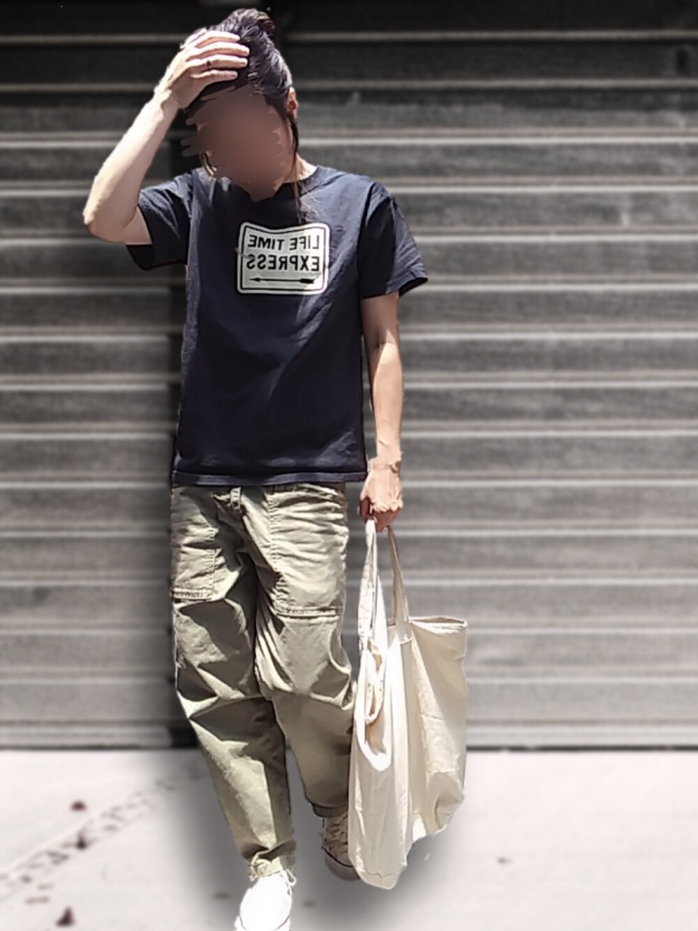 「シンプル、ZARA、フェローズ、Tシャツ、カーゴパンツ、コンバース、アメカジ、ラクチンコーデ、着回しコーデ」｜「CONVERSEのconverse/コンバース　 ALLSTAR HI                 （スニーカー、ベージュ系）」を使った、M★★★さん（レディース・156cm）の夏コーディネートの1枚目の写真