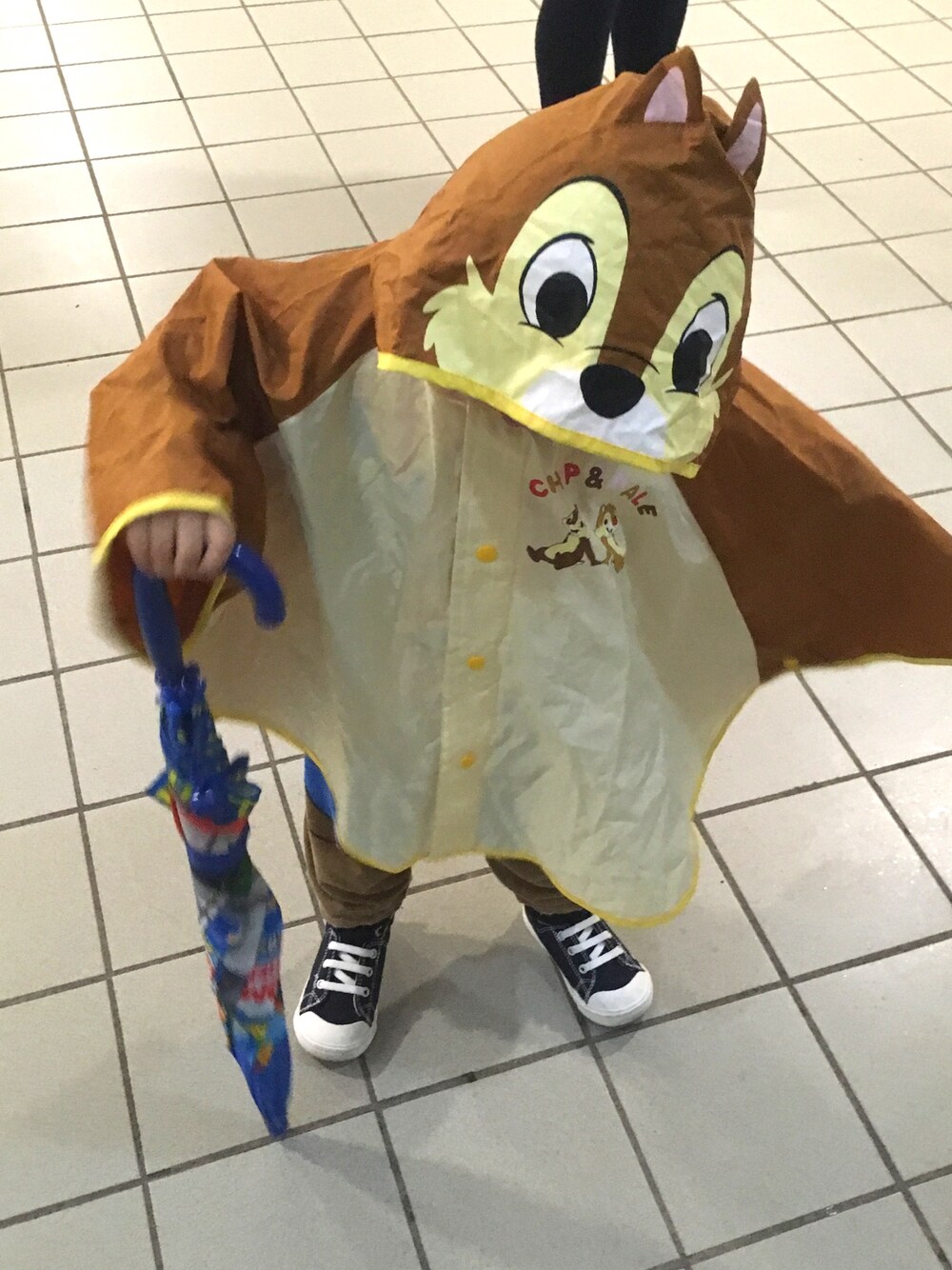 「chip&dale、下雨天、返學、日本、香港、一號風球」｜「Disneyのアイテム（ジャケット/アウター、ブラウン系）」を使った、Z A Bubu Lukさん（キッズ・90cm）の夏コーディネートの1枚目の写真