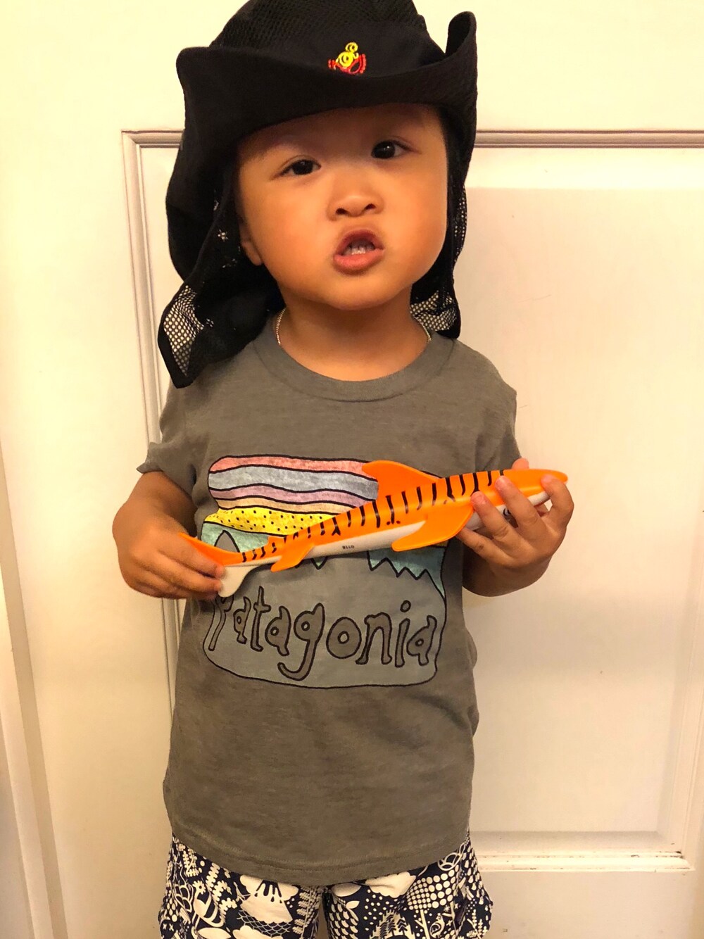 「patagonia、日本、香港、游泳、沙灘、hysteric mini」｜「HYSTERIC MINIのアイテム（サンバイザー、ブラック系）」を使った、Z A Bubu Lukさん（キッズ・90cm）の夏コーディネートの1枚目の写真