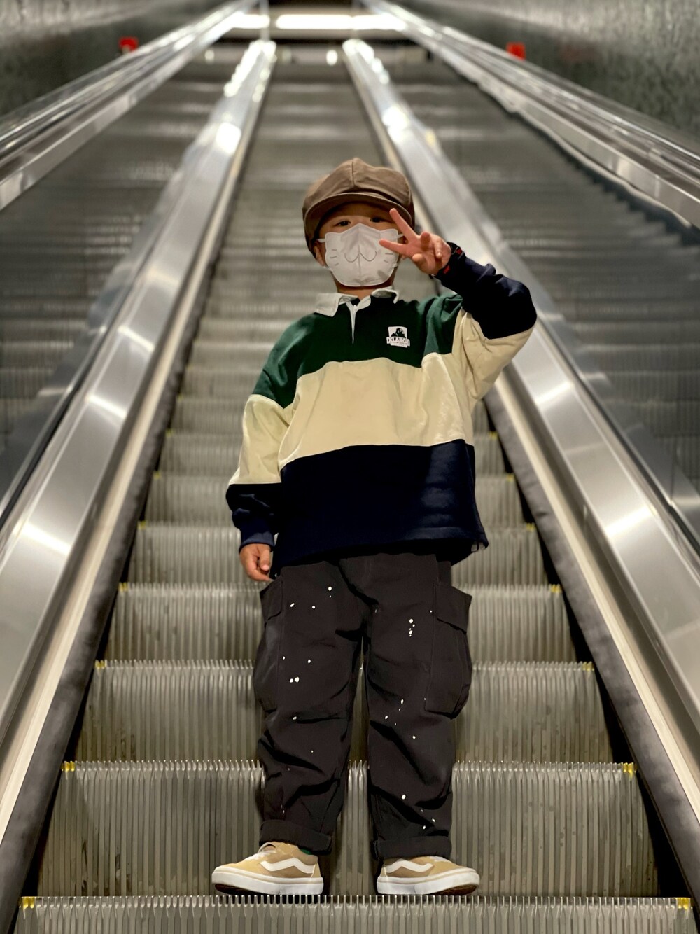「街頭穿搭」｜「XLARGE KIDSのアイテム（ニット/セーター、グリーン系）」を使った、Z A Bubu Lukさん（キッズ・100cm）の秋コーディネートの1枚目の写真