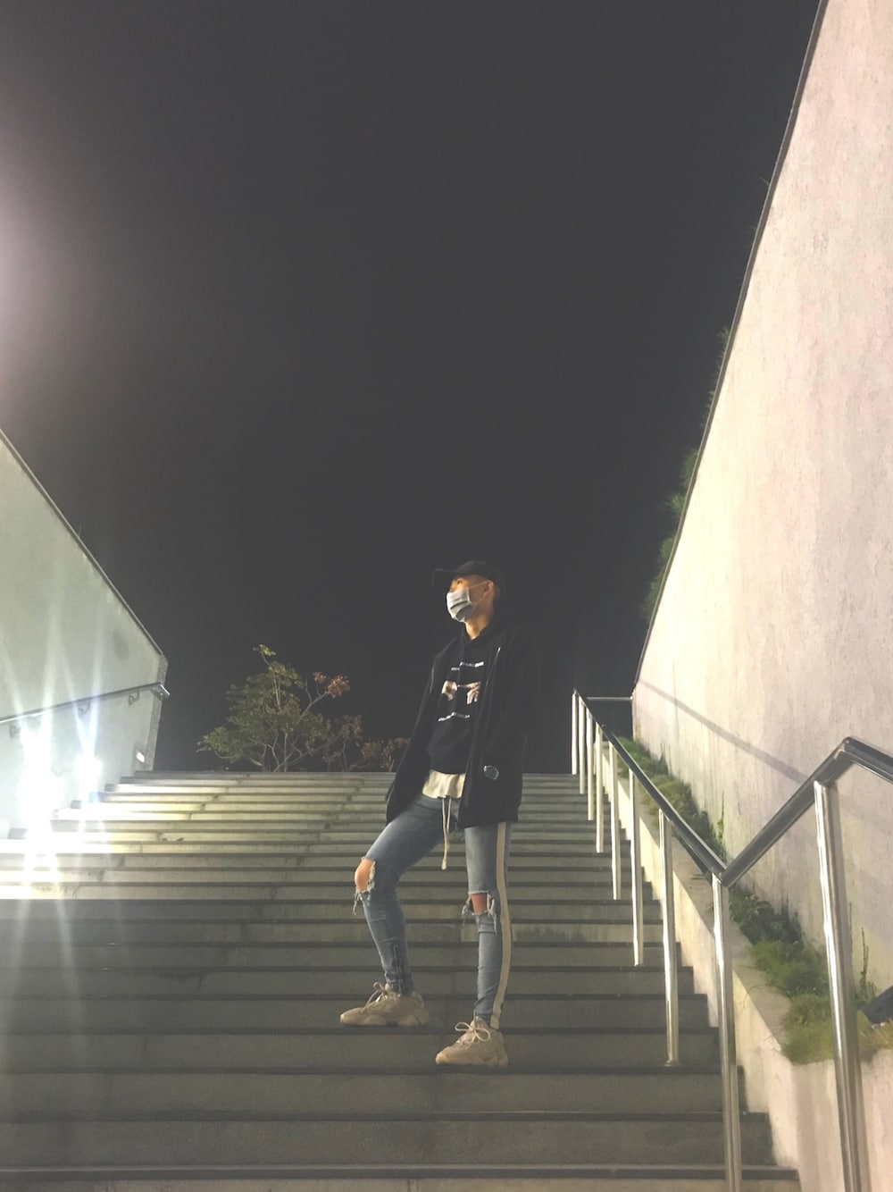 「街頭穿搭」｜「off whiteのアイテム（スタジャン、ブラック系）」を使った、drew smileさん（メンズ・176cm）の春コーディネートの1枚目の写真