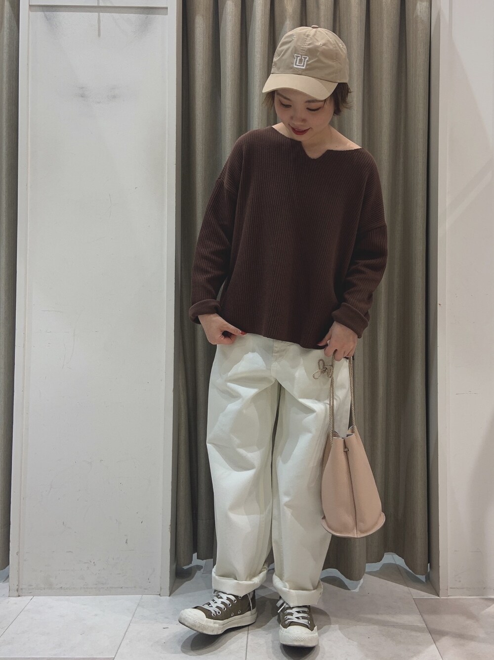 「シンプルコーデ、カジュアルコーデ、ブラウンコーデ、春コーデ、ブラウンニット、白パンツ、カーブパンツ、キャップ、Techichi、lugnoncure」｜「Lugnoncureのラゲットリブキーネックプルオーバー（Tシャツ/カットソー、ブラウン系）」を使った、ｳ ｯ ﾃﾞｨさん（レディース・153cm）の春コーディネートの1枚目の写真