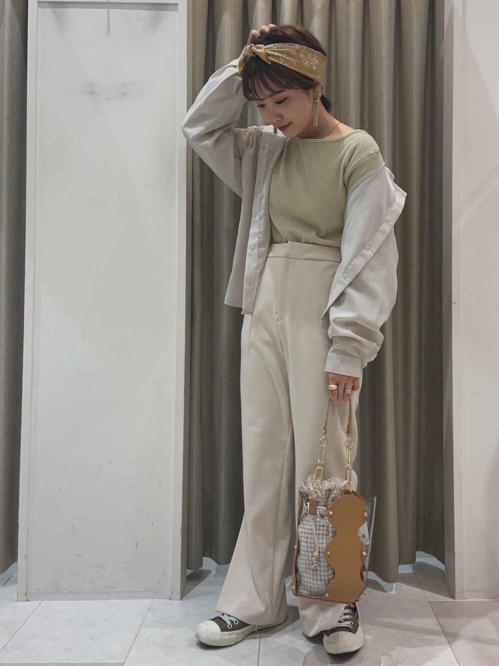 「春コーデ、くすみカラー、ワントーンコーデ、シアーシャツ、スカーフアレンジ、ママファッション、Techichi、Te chichi TERRASSE、lugnoncure」｜「Lugnoncureのリブボートネックトップス（Tシャツ/カットソー、ベージュ系）」を使った、ｳ ｯ ﾃﾞｨさん（レディース・153cm）の春コーディネートの1枚目の写真