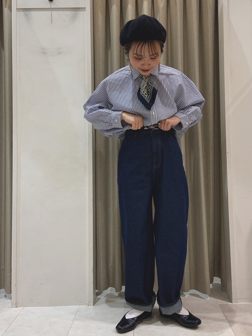 ブルー系のシャツ/ブラウス、ブルー系のデニムパンツ、ブルー系のバンダナ/スカーフを着用したレディースの春コーディネートの1枚目の写真