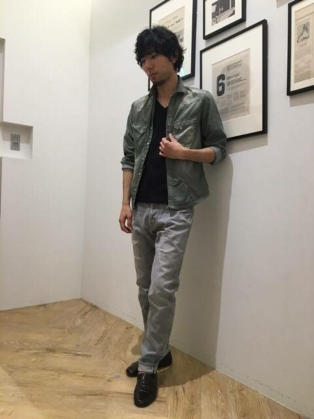 グリーン系のシャツ/ブラウス、グレー系のデニムパンツ、ブラック系のTシャツ/カットソーを着用したメンズの春コーディネートの1枚目の写真