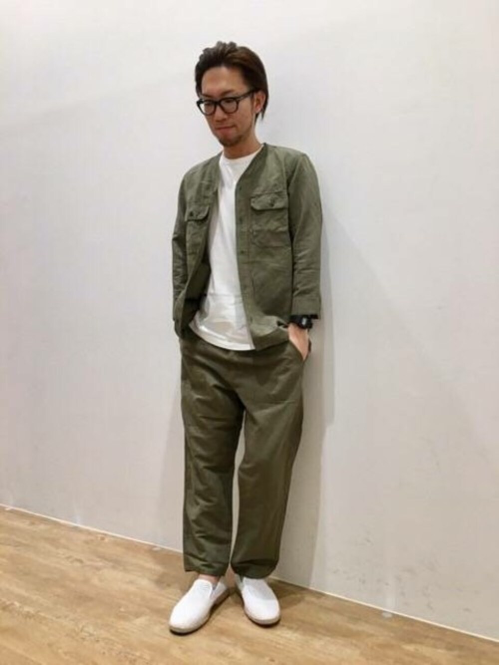 グリーン系のシャツ/ブラウス、グリーン系のその他パンツを着用したメンズの春コーディネートの1枚目の写真