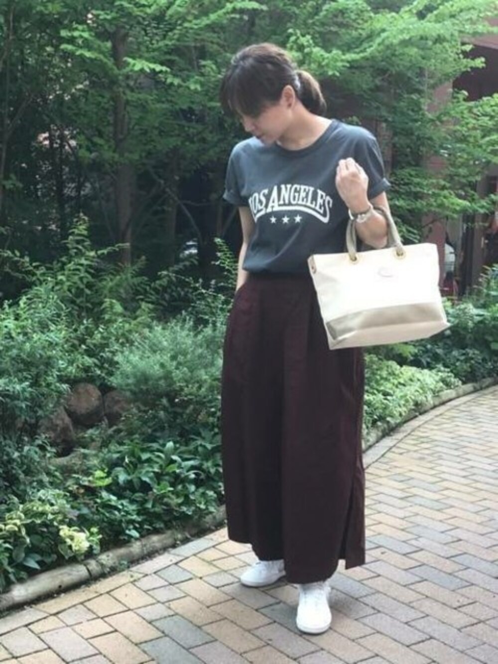 「夏、Tシャツ、チノ、スリット、バギー、grand park」｜「Grand PARKのタック入りバギーチノパンツ（チノパンツ、レッド系）」を使った、ニコルさん（レディース・164cm）の夏コーディネートの1枚目の写真