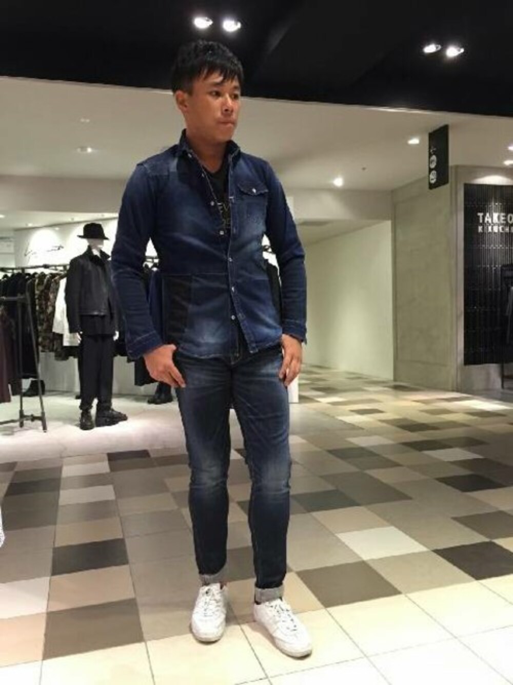 ブルー系のシャツ/ブラウス、ブルー系のデニムパンツを着用したメンズの秋コーディネートの1枚目の写真