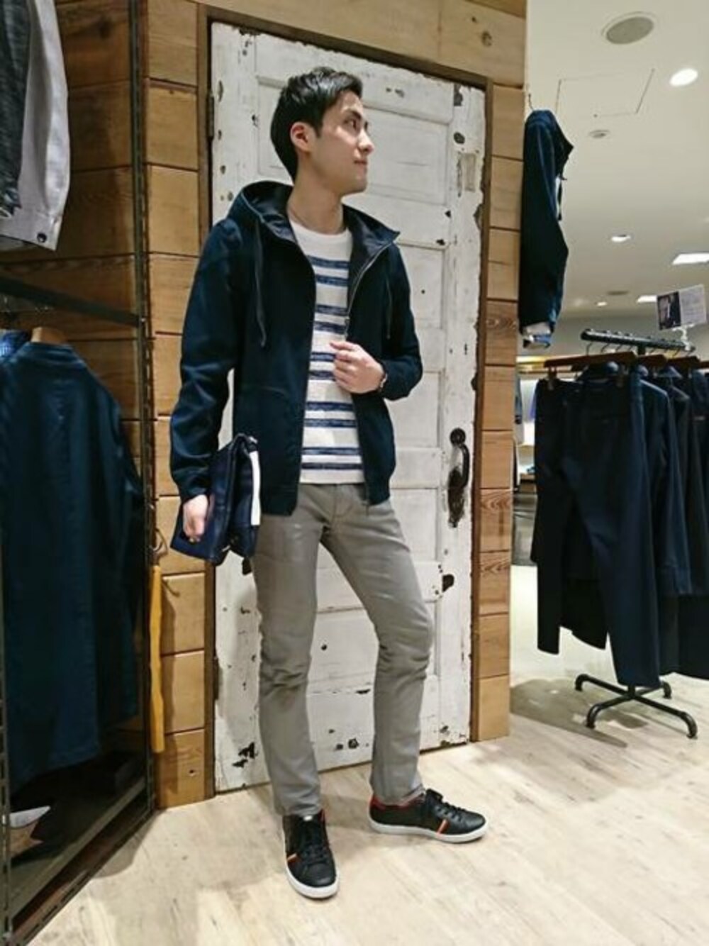 「スニーカー、パーカー、スポーツ、春コーデ、NICOLE CLUB FOR MEN、mobus」｜「NICOLE CLUB FOR MENのデニムパーカー（パーカー、ブラック系）」を使った、ニコルさん（メンズ・175cm）の春コーディネートの1枚目の写真