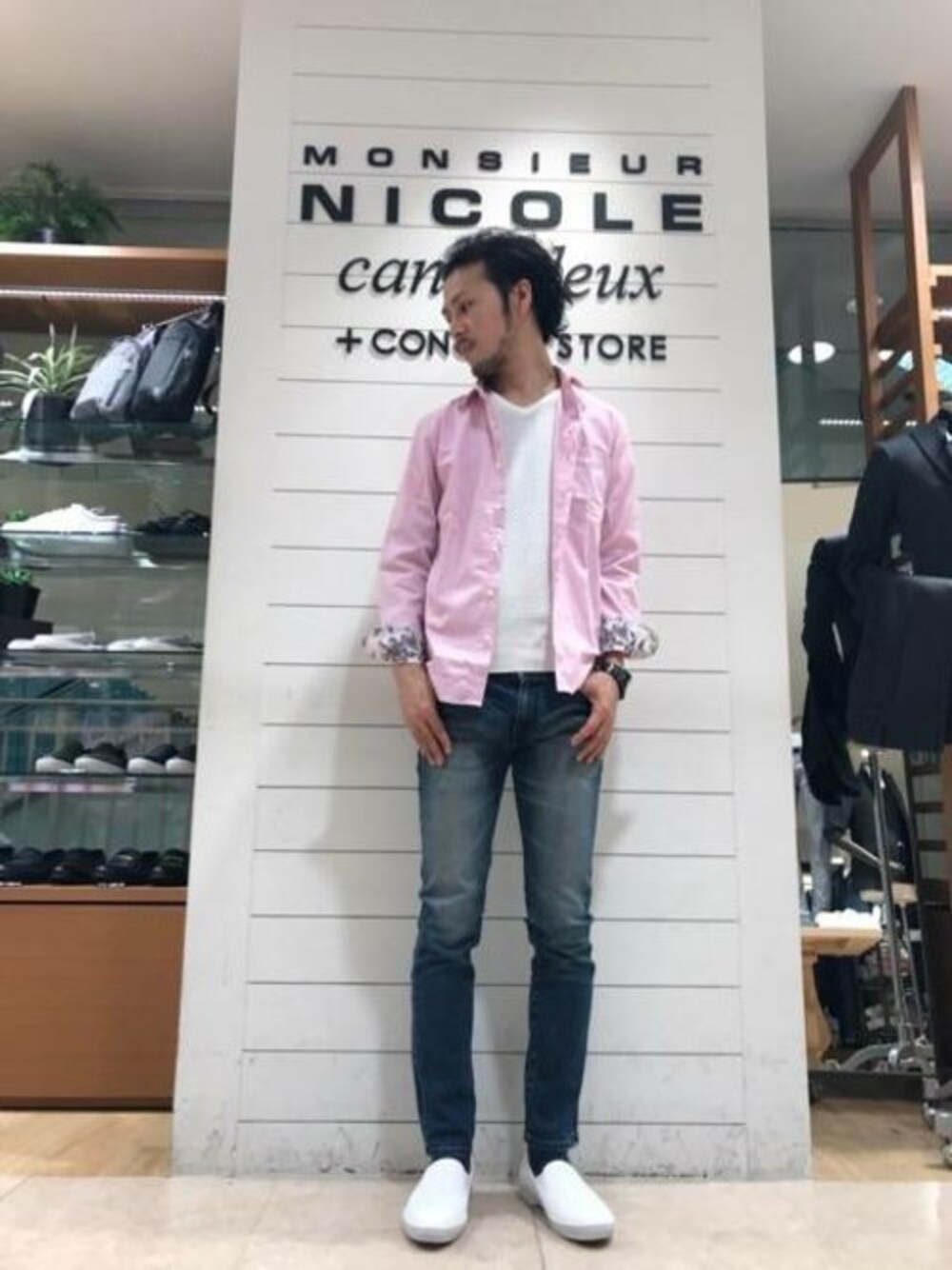 パープル系のシャツ/ブラウス、ホワイト系のTシャツ/カットソー、ホワイト系のスリッポンを着用したメンズの春コーディネートの1枚目の写真