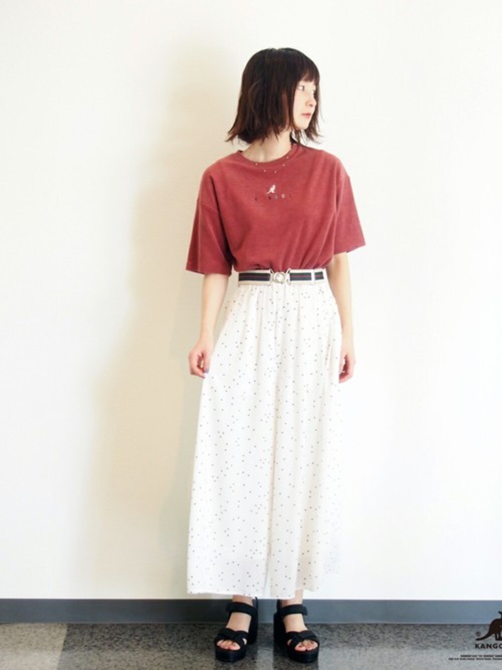 「星柄、Tシャツ、サンダル、KANGOL、フレアパンツ、179/WG、カンゴール」｜「179/WGのKANGOLコラボ刺しゅうパイルTシャツ（Tシャツ/カットソー、ピンク系）」を使った、ニコルさん（レディース・164cm）の春コーディネートの1枚目の写真