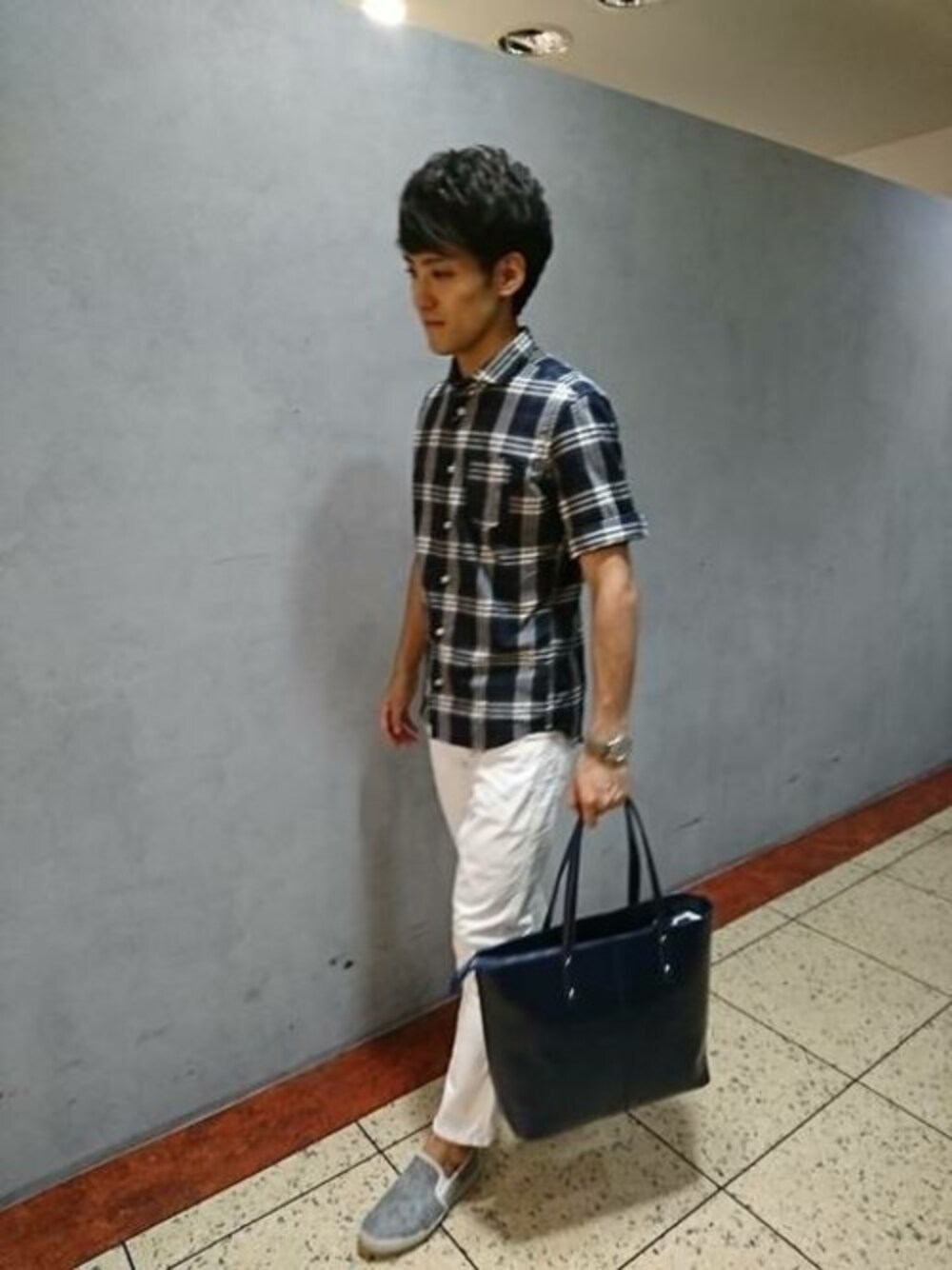 ブルー系のシャツ/ブラウス、ホワイト系のその他パンツ、ブルー系のトートバッグを着用したメンズの夏コーディネートの1枚目の写真