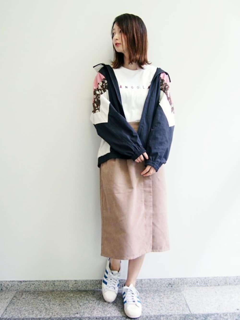 「バイカラー、Tシャツ、ウィンドブレーカー、レトロ、KANGOL、179/WG、ビッグサイズ、スポーテ」｜「179/WGのバイカラービッグサイズウィンドブレーカー（マウンテンパーカー、ピンク系）」を使った、ニコルさん（レディース・164cm）の秋コーディネートの1枚目の写真