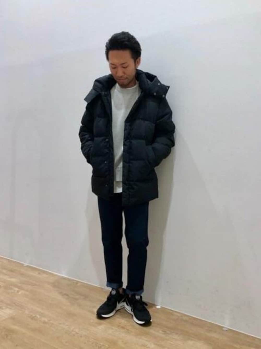 ブラック系のダウンジャケット/コート、グレー系のニット/セーターを着用したメンズの秋コーディネートの1枚目の写真