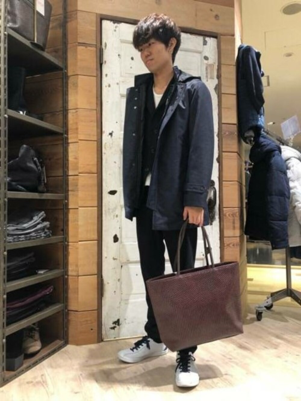 「スニーカー、ジャケット、アウター、トートバッグ、セットアップ、インナーダウン、NICOLE CLUB FOR MEN、モーブス、綺麗めスタイル」｜「NICOLE CLUB FOR MENのダウンライナー付きフーデットブルゾン（ブルゾン、ブルー系）」を使った、ニコルさん（メンズ・175cm）の秋コーディネートの1枚目の写真